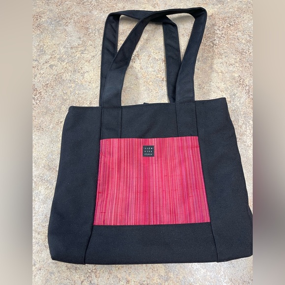 Lisa Lill Reversible Studio Bag- NEW- Black and Gold or Black and Fushsia - Picture 2 of 9